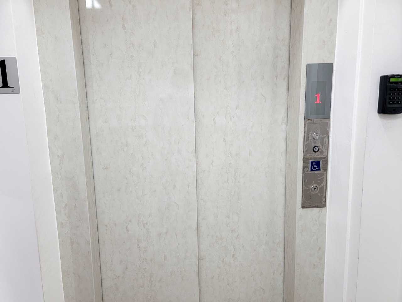 電梯材料是否需要考慮噪音隔音性能？探討電梯設計中材料選...